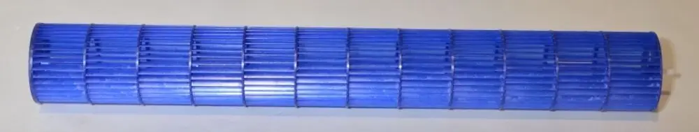 Blaues Ventilatorrad mit gleichmäßigen Rillen, das von der Marke Remko hergestellt wird. Das Produkt hat eine zylindrische Form und ist auf einer neutralen Unterlage positioniert.