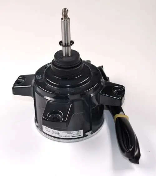 Schwarzer Ventilatormotor mit einem zentralen Wellenbereich und Kabelanschluss. Ein Produkt der Marke Remko, geeignet für Klimaanlagen oder ähnliche Anwendungen.