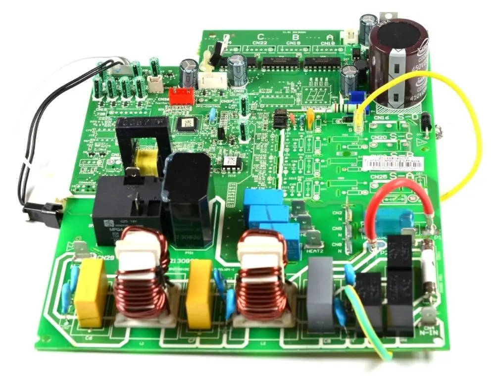 Steuerplatine mit verschiedenen Bauteilen, darunter Relais, Kondensatoren und Spulen. Verwendung in Geräten der Marke Remko zur Steuerung elektrischer Funktionen.