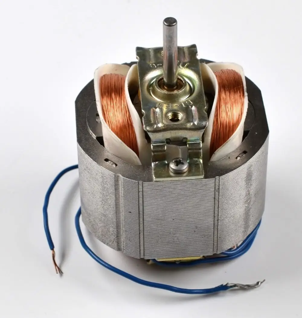 Ventilatormotor von Remko mit sichtbaren Kupferwicklungen und Anschlussdrähten, zur Verwendung in verschiedenen Lüftungs- oder Heizsystemen.
