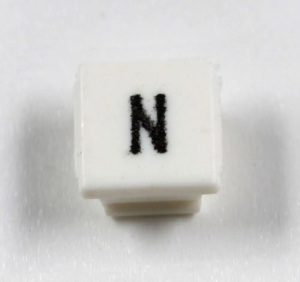 Weißes Klemmenmarkierungsschild mit schwarzem "N", hergestellt von Remko, auf hellem Hintergrund abgebildet.