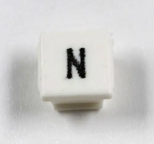 Weißes Klemmenmarkierungsschild mit schwarzem "N", hergestellt von Remko, auf hellem Hintergrund abgebildet.