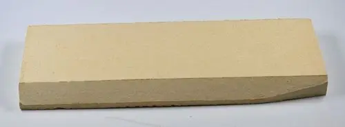 Schamottestein in rechteckiger Form, beige, mit glatter Oberfläche und schräger Kante, hergestellt von Remko, geeignet für Feuerstellen oder Öfen.