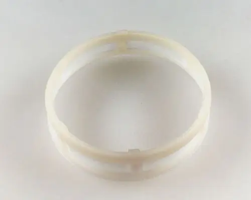 Weißer Pumpenfilter von Remko, mit durchsichtigen Einsätzen, zylindrische Form mit Öffnungen, auf weißem Hintergrund.