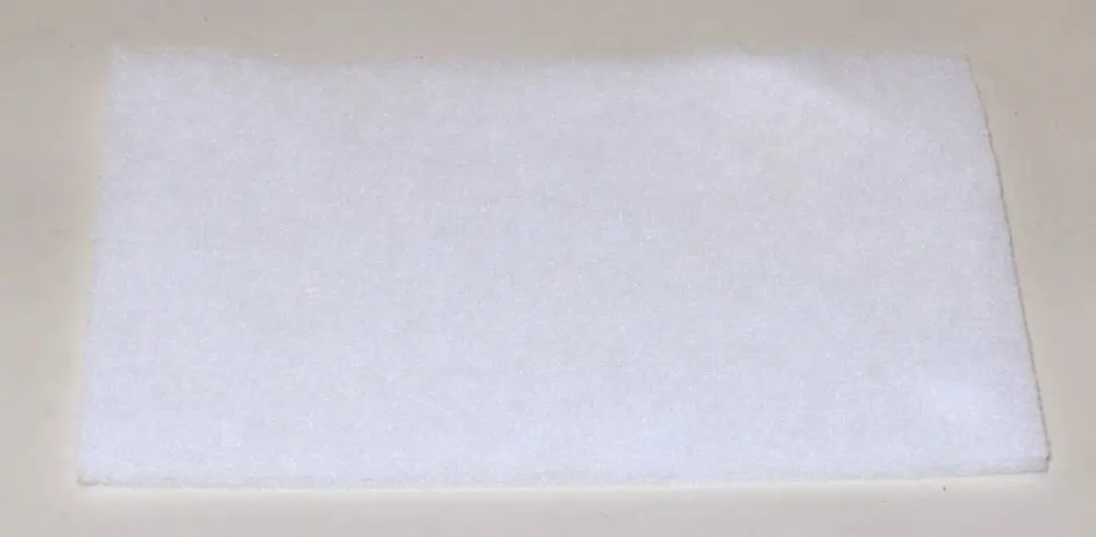 Remko Staubfilter in rechteckiger Form, aus weißem Material, flach liegend auf neutralem Untergrund.