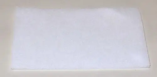 Remko Staubfilter in rechteckiger Form, aus weißem Material, flach liegend auf neutralem Untergrund.