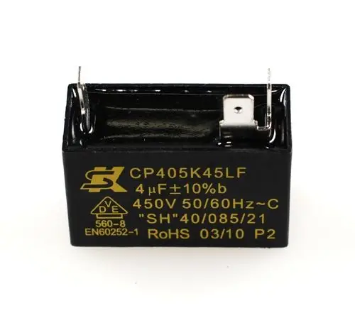 Kondensator von Remko mit 4 µF, 450 V, 50/60 Hz. Schwarzes Gehäuse mit zwei Anschlussleitungen.