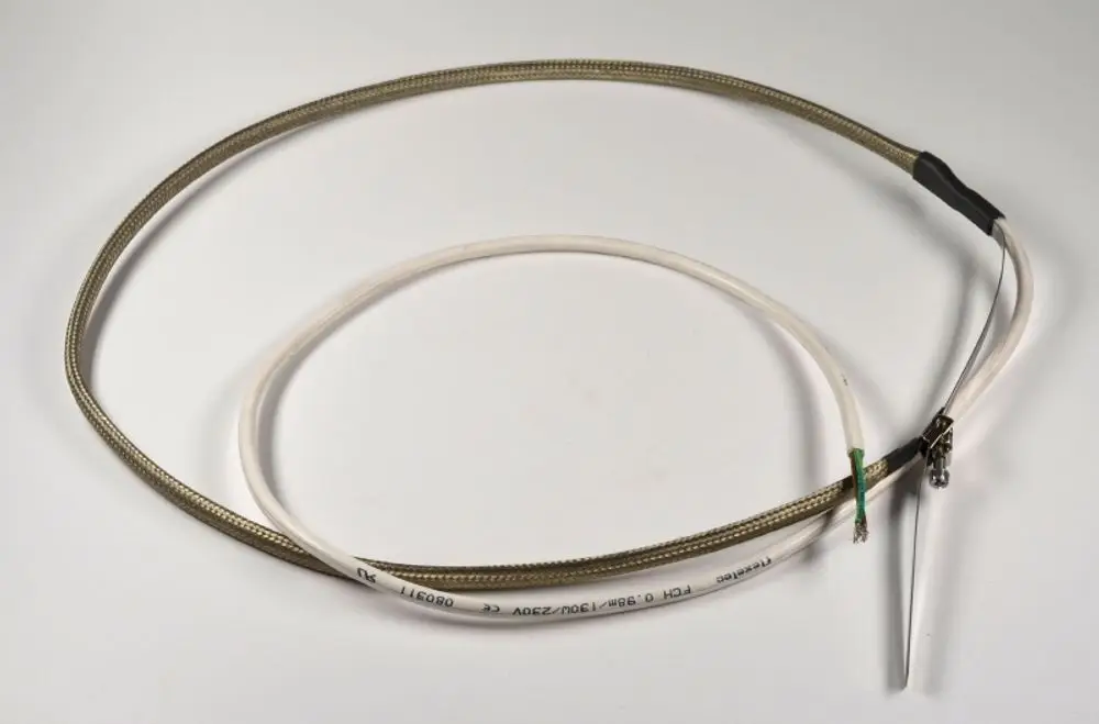 Stromführendes Heizkabel mit einem strukturierten Gewebe und zwei weißen Drähten. Produkt von Remko zur Belebung thermischer Anwendungen.
