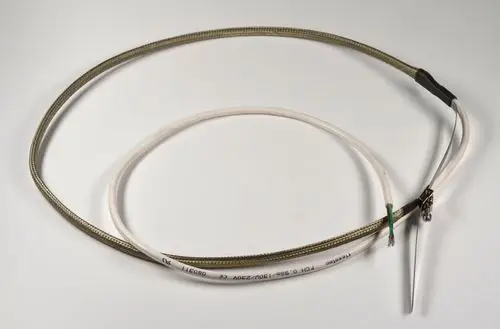 Stromführendes Heizkabel mit einem strukturierten Gewebe und zwei weißen Drähten. Produkt von Remko zur Belebung thermischer Anwendungen.