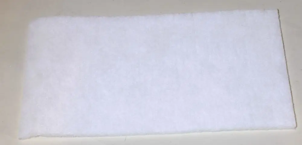 Weißer Staubfilter auf hellen Untergrund, hergestellt von Remko. Der Filter hat eine flache, rechteckige Form ohne erkennbare Maße oder spezielle Beschriftungen.