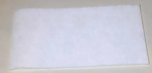 Weißer Staubfilter auf hellen Untergrund, hergestellt von Remko. Der Filter hat eine flache, rechteckige Form ohne erkennbare Maße oder spezielle Beschriftungen.