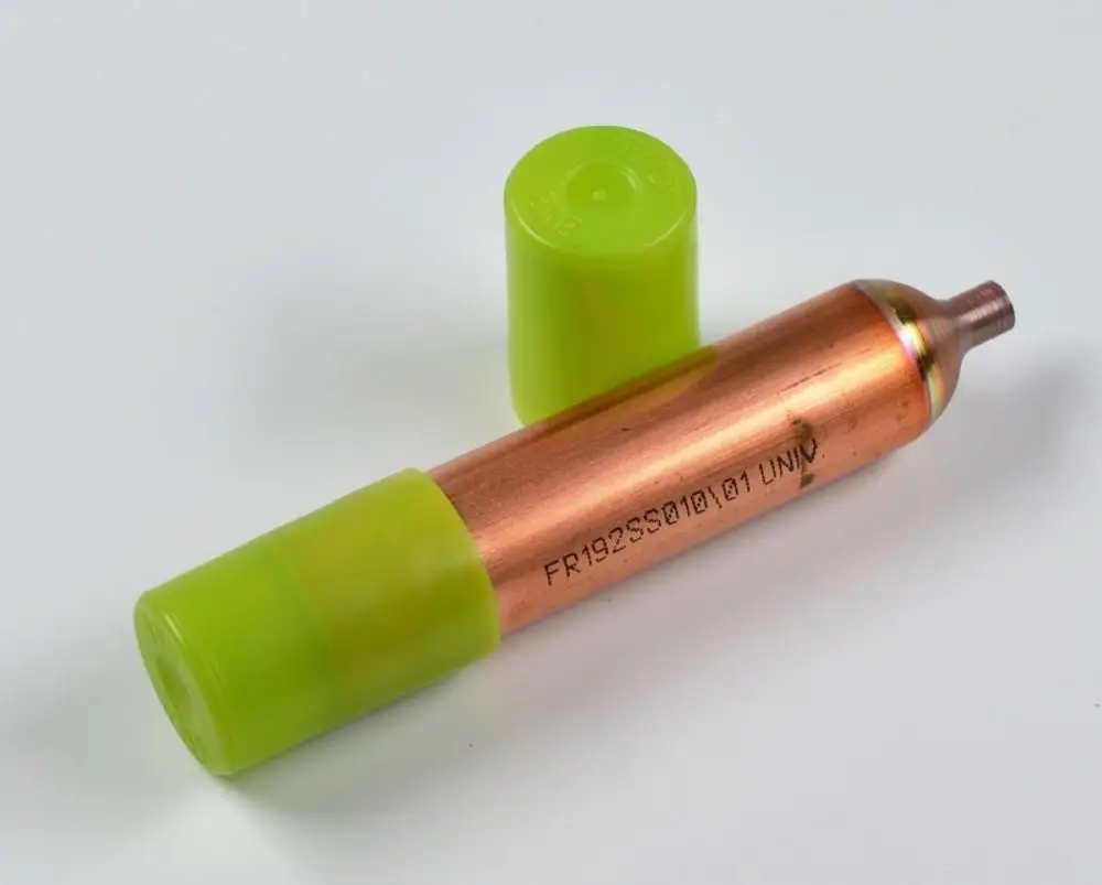 Trockenfilter in Kupferfarbe mit grünem Kunststoffdeckel, hergestellt von Remko. Der Filter hat eine zylindrische Form und einen schmalen Auslass.