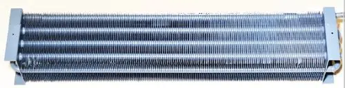 Kondensator von Remko mit mehreren Reihen von Metallrippen, montiert auf zwei Endplatten. Die Struktur ist für Wärmeübertragung konzipiert.
