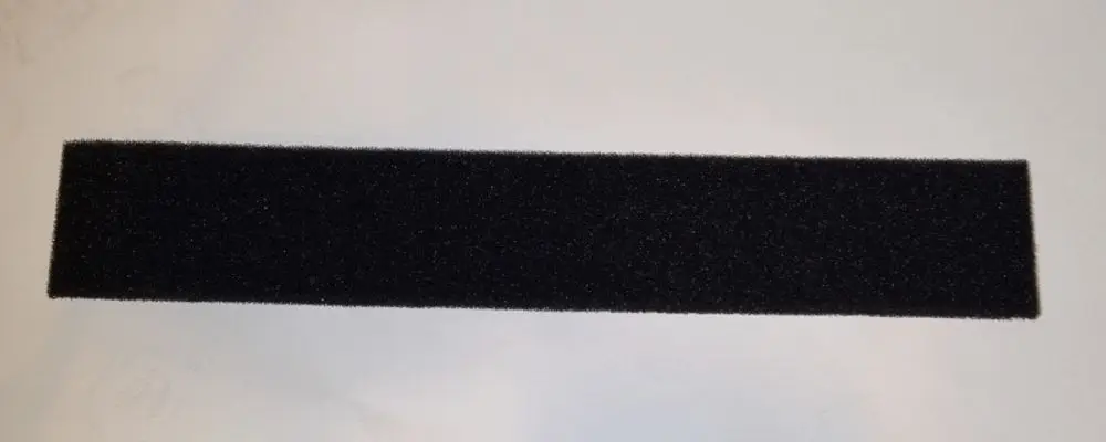 Schwarzer, rechteckiger Filter aus Schaumstoff, geeignet zur Luftreinigung. Produkt von Remko, als Teil eines Umluftsystems konzipiert.