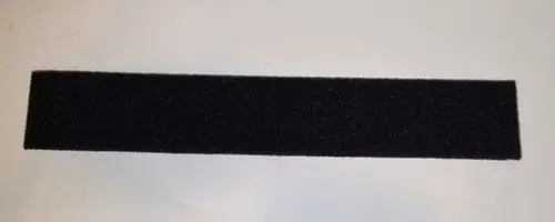 Schwarzer, rechteckiger Filter aus Schaumstoff, geeignet zur Luftreinigung. Produkt von Remko, als Teil eines Umluftsystems konzipiert.