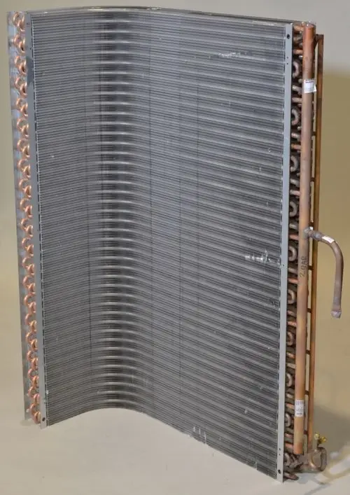 Verflüssiger von Remko mit einem gewellten Lamellen-Design, ausgestattet mit Kupferrohren und Anschlüssen zur Kühlmittelzirkulation.