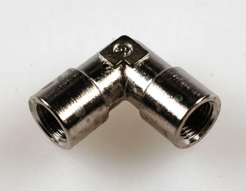 Metallische Winkelkupplung von Remko, mit zwei Außengewinden und einem 90-Grad-Winkel. Geeignet für Rohrverbindungen in verschiedenen Anwendungen.