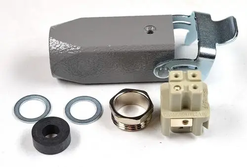 Verlängerungsstecker in grauer Farbe mit metallischer Halterung, Gummikring und Klemmenstecker von Remko, geeignet für elektrische Verbindungen.