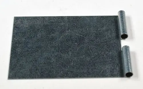 Schwarze Metallplatte mit zwei Rohren an den kurzen Seiten, geeignet für Anwendungen im Bereich Lüftungs- und Klimatechnik von Remko.