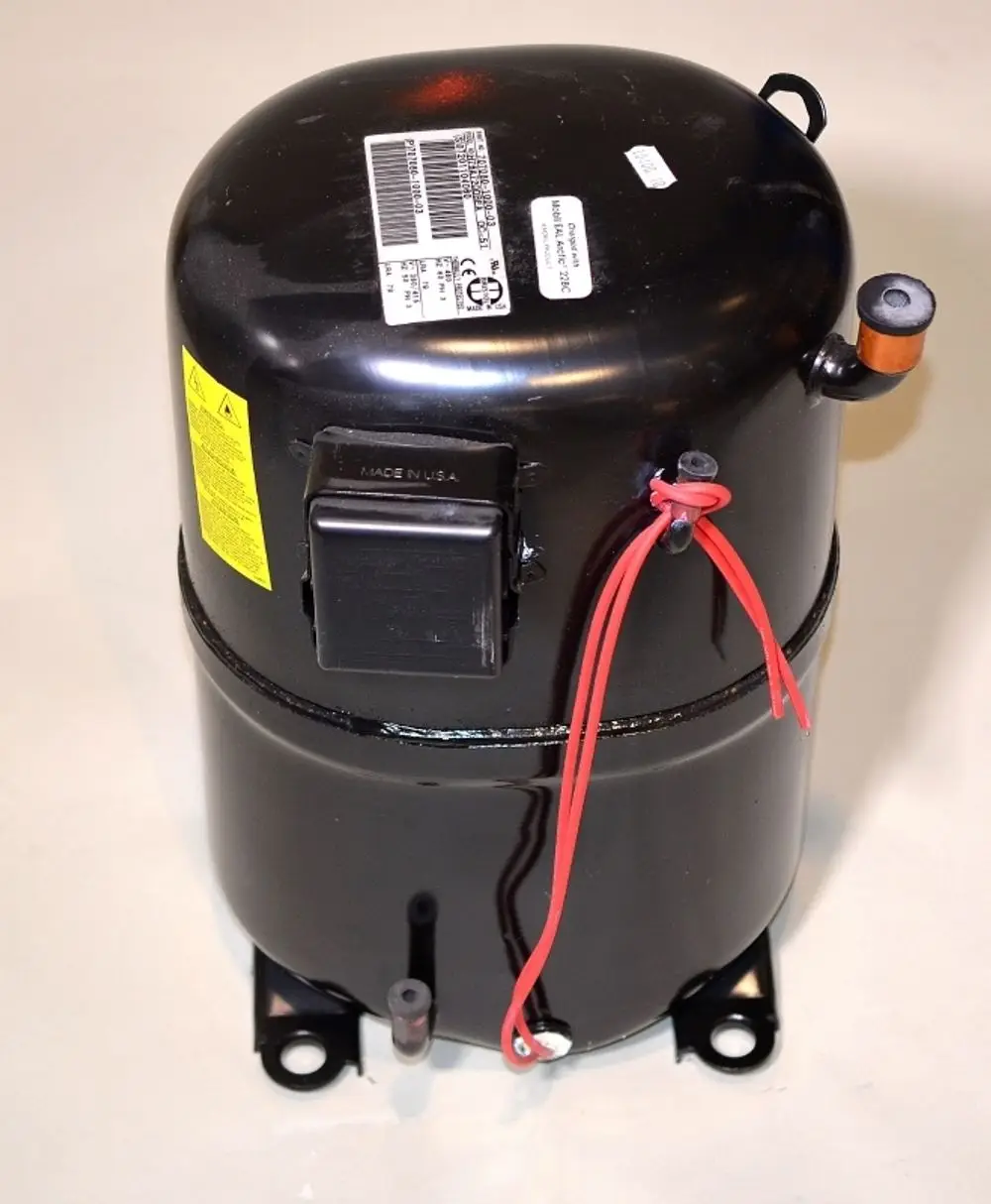 Schwarzer Kompressor mit Anwendungsaufkleber und Anschlussleitungen. Produkt stammt von der Marke Remko.