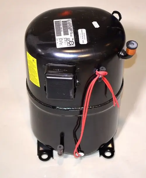 Schwarzer Kompressor mit Anwendungsaufkleber und Anschlussleitungen. Produkt stammt von der Marke Remko.