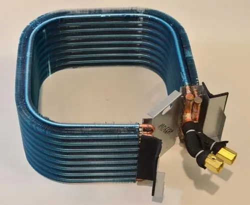 Lamellenverdampfer von Remko mit mehreren gewickelten Kupferrohren und Anschlussklemmen. Das Gerät ist in blauer Lackierung ausgeführt.