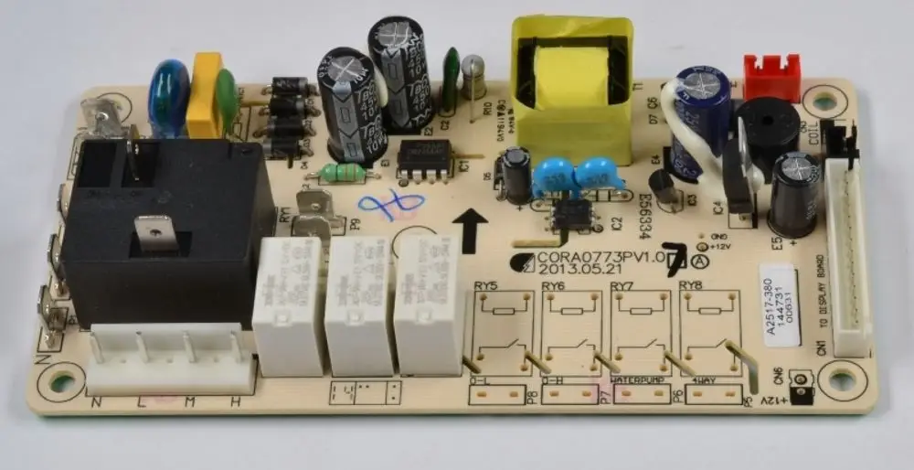 Netzplatine mit verschiedenen Komponenten, darunter Relais, Kondensatoren und eine Sicherung, hergestellt von Remko. Schaltung für elektrische Anwendungen.