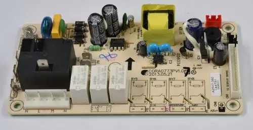 Netzplatine mit verschiedenen Komponenten, darunter Relais, Kondensatoren und eine Sicherung, hergestellt von Remko. Schaltung für elektrische Anwendungen.