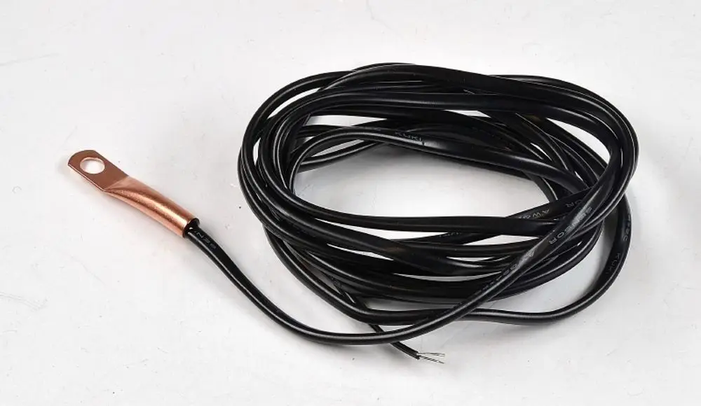 Schwarzes Kabel mit einem Kupferanschluss, geeignet zur Verwendung mit Remko-Systemen oder ähnlichen Anwendungen. Das Kabel ist spiralförmig aufgewickelt und hat eine einzelne abisolierte Leitung.