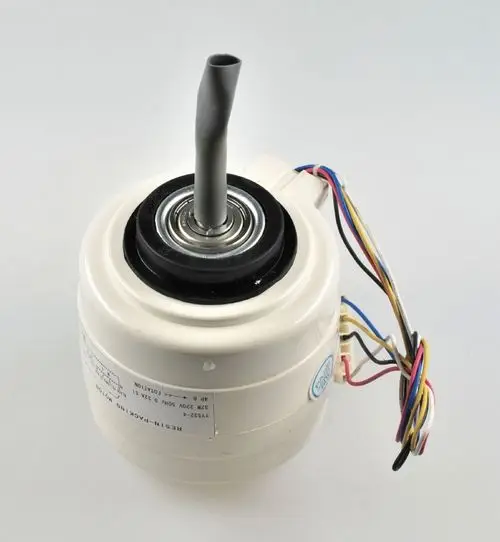 Remko Ventilatormotor mit grauem Anschlussrohr und elektrischen Anschlusskabeln. Das Gehäuse ist weiß und rund, mit einer schwarzen Dichtfläche am oberen Ende.