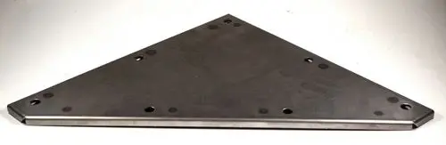 Metallische, dreieckige Platte mit mehreren Bohrungen zur Befestigung. Produkt von Remko, geeignet für technische Anwendungen.