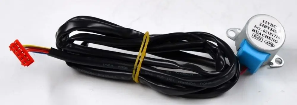 Elektromotor mit schwarzem Kabel und Stecker, ausgestattet mit einer blauen Halterung. Geeignet für Anwendungen, die eine 12V DC Versorgung benötigen, von der Marke Remko.