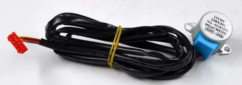 Elektromotor mit schwarzem Kabel und Stecker, ausgestattet mit einer blauen Halterung. Geeignet für Anwendungen, die eine 12V DC Versorgung benötigen, von der Marke Remko.