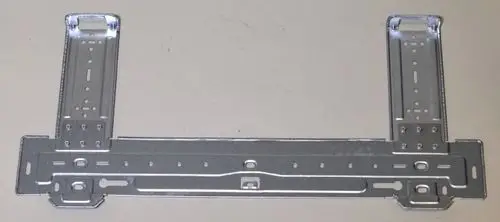 Metallische Halterung mit zwei seitlichen Aufnahmen, geeignet zur Wandmontage. Produkt von Remko zur Unterstützung von Geräten oder Komponenten.