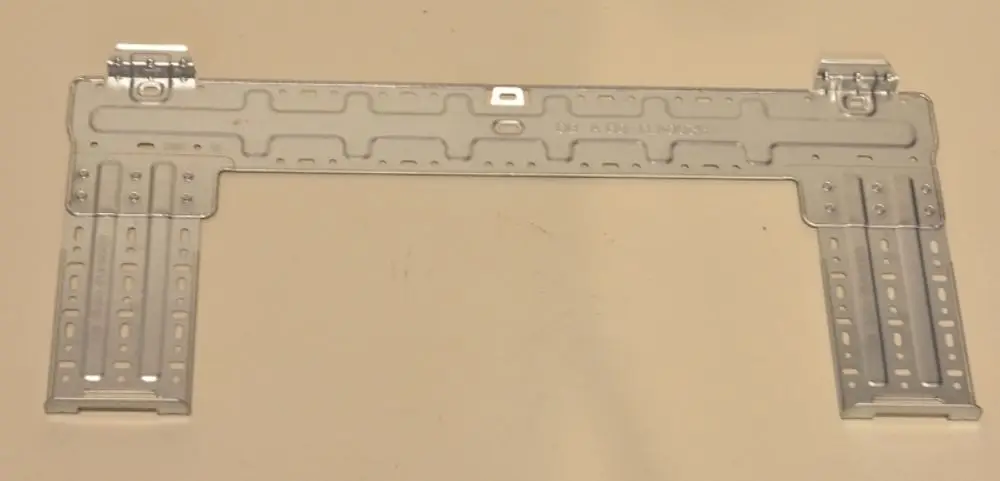 Wandhalterung aus Metall von Remko, flach gestaltet, mit mehreren perforierten Befestigungslöchern und zwei seitlichen Halterungen für Stabilität.
