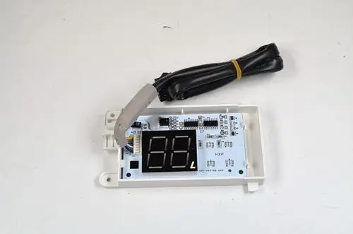 Anzeigeplatine von Remko mit einer digitalen Anzeige und mehreren Anschlussmöglichkeiten, platziert auf einem weißen Untergrund.