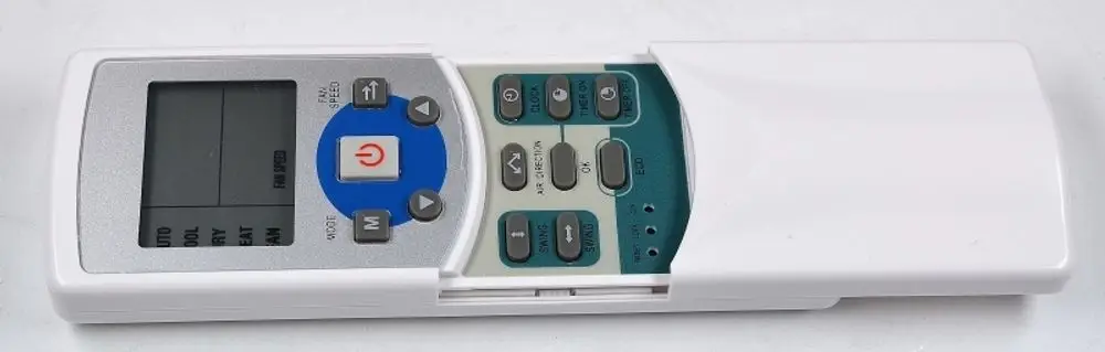 Remko IR-Fernbedienung mit Tasten für verschiedene Funktionen und Display zur Anzeige von Einstellungen, in einer weißen Gehäusefarbe.