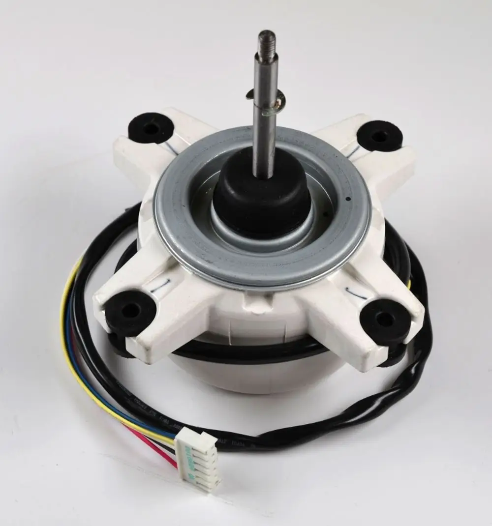 Ventilatormotor von Remko mit runder Bauweise und angeschlossenem Kabel. Der Motor besitzt eine zentrale Welle und ist für den Einsatz in Kältemaschinen geeignet.