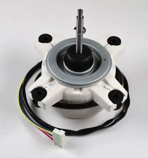 Ventilatormotor von Remko mit runder Bauweise und angeschlossenem Kabel. Der Motor besitzt eine zentrale Welle und ist für den Einsatz in Kältemaschinen geeignet.