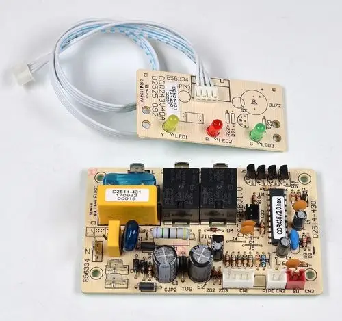 Steuerplatine von Remko mit verschiedenen Komponenten, einschließlich Relais und LEDs, zur Regelung von Geräten. Kabelanschluss und Beschriftungen sind klar sichtbar.