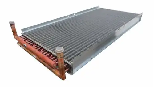 Wärmetauscher aus Metall mit horizontalen Lamellen und Kupferrohren, ideal für Heizungsanwendungen. Produziert von Remko.