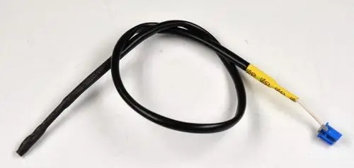 Schwarzes Kabel mit blauen und weißen Anschlusssteckern, verwendet in Sensoranwendungen, möglicherweise von der Marke Remko.