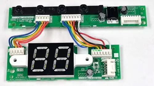 Platine mit mehreren Anschlussstellen und einem Display, vermutlich für ein Heizgerät von Remko, inklusive elektronischen Komponenten und Leitungen.