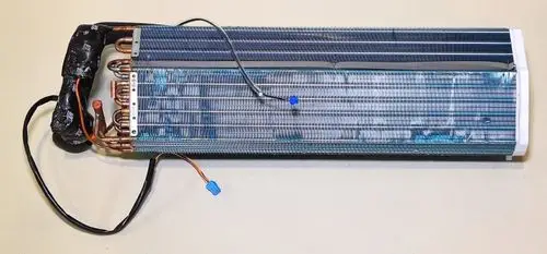 Verdampfer von Remko, horizontal montiert, mit verzinnten Kupferrohren und Kühlrippen für die Wärmetransformation. Kabelanschlüsse an einer Seite sichtbar.