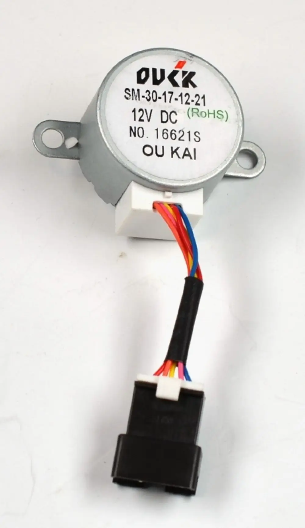 Kompakter Stellmotor mit Anschlussstecker, hergestellt von Remko. Der Motor weist eine Verbindung mit mehreren Drähten auf, die für verschiedene Steuerungsfunktionen verwendet werden können.
