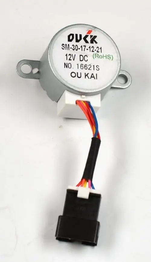 Kompakter Stellmotor mit Anschlussstecker, hergestellt von Remko. Der Motor weist eine Verbindung mit mehreren Drähten auf, die für verschiedene Steuerungsfunktionen verwendet werden können.
