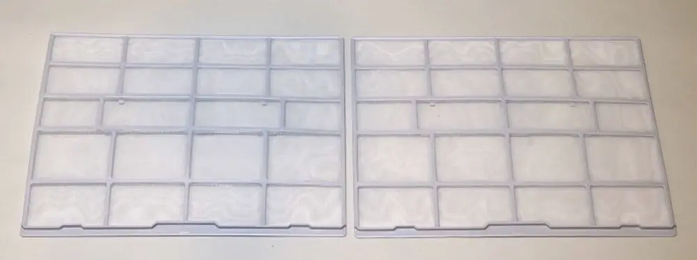 Zwei transparente Filterplatten mit Gitterstruktur, möglicherweise für Luftfilteranwendungen, hergestellt von Remko.