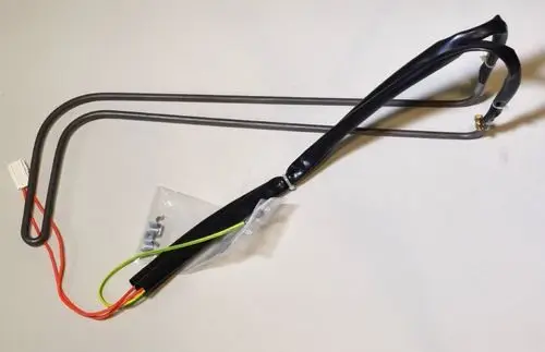 Heizelement der Marke Remko, bestehend aus gebogenem Metall mit elektrischen Anschlusskabeln in verschiedenen Farben, liegt auf einer neutralen Fläche.