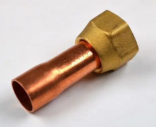 Kupferadapter mit goldfarbener Verbindung, typischerweise für Heizungsinstallation. Hersteller: Remko.