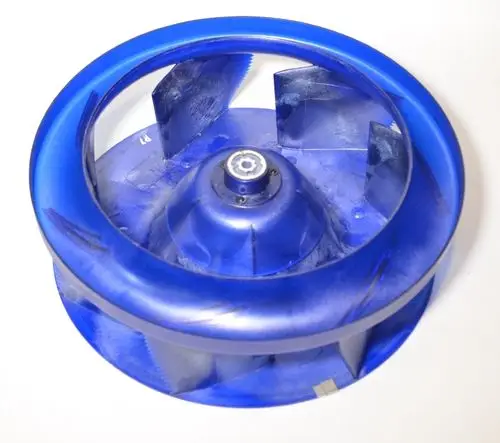 Blaues Ventilatorrad mit zentralem Lager und mehreren Strukturblättern. Eignet sich für Anwendungen von Remko. Clar die Konstruktion für Luftzirkulation.